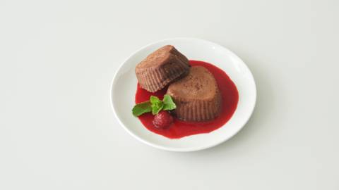 Σοκολατένια muffins χωρίς ζάχαρη με σάλτσα μούρων και κονιάκ