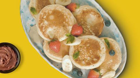 Pancakes με πραλίνα ή μέλι και εποχιακά φρούτα
