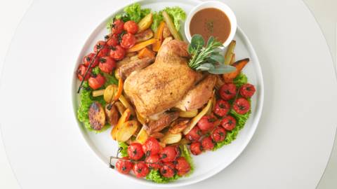 Ψητό κοτόπουλο με πατάτες, λαχανικά και μυρωδικά του κήπου