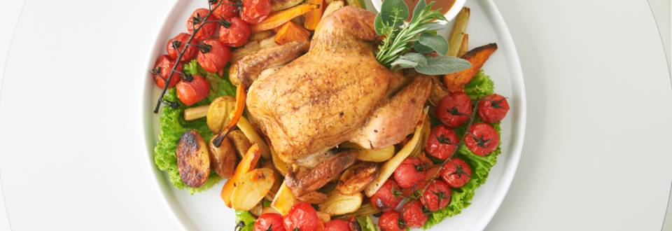 Ψητό κοτόπουλο με πατάτες, λαχανικά και μυρωδικά του κήπου